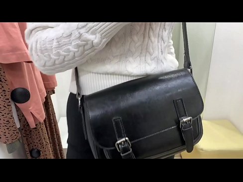 ❤️ Ommaviy onanizm yosh kaltak FeralBerry bir dildo bilan fitting xonasida ☑ Super pornoda bizda